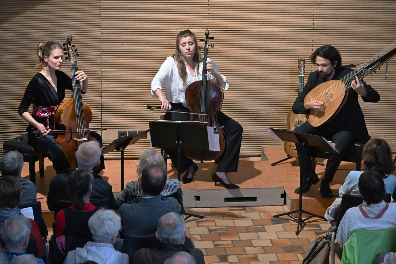 Moisson 2024_Mathilde Vialle à la viole de gambe, Hanna Salzenstein au violoncelle , et Etienne Galletier au théorbe,